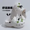 Nuevas sandalias perforadas de suela gruesa para mujer, nuevo modelo verano 2026, para uso exterior, antideslizantes, que aumentan la altura, cómodas pantuflas de EVA para mujer