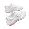 Nuevas zapatillas blancas de verano del fabricante con parte superior de malla, parte superior de piel estilo coreano, que aumentan la altura, versátiles, deportivas, casuales, zapatos de mujer con suela gruesa