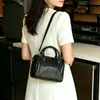 Bolso de mano de cuero genuino para mujer, adecuado para llevar en la mano, al hombro o cruzado, ideal para el trabajo, con un tacto de alta gama, diseño de nicho, hecho de cuero curtido vegetal, bolso estilo Boston para mujer