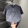 Camiseta Masculina de Manga Curta com Novo Design para o Verão de 2025, Seda de Gelo, Luxo Acessível, Tie-Dye Popular, T-shirt com Estampa de Aço Concava e Convexa, Manga Meia
