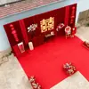 Decoración de Banquete de Bodas con Fondo de Terciopelo Dorado, Cortina Roja, Escena de Boda al Aire Libre en Patio Rural