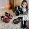 Zapatos pequeños de cuero de color liso para niñas, nuevos zapatos de actuación color vino tinto 2026, zapatos sencillos para niños pequeños, niñas pequeñas y niñas mayores, estilo moderno