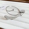 Pulseira de braço de metal com folhas e flores estilo europeu e americano exagerado, moderna e versátil, luxo leve com um toque de alta qualidade