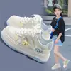 Zapatos de niña verano 2025 nuevo modelo popular zapatillas de malla transpirable para niños suela suave versátiles zapatos casuales para niñas a la moda