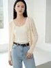 Qin Lan endossa o Cardigã de Linho Lyocell Yifuli, uma camisa versátil para ar-condicionado com design de tricô vazado, modelo 96532