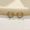 Brincos argola torcidos novos versão coreana 2026 com um toque de luxo e minimalismo, apresentando um design de círculo torcido, versáteis e estilosos