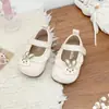 Sapatilhas de desenho animado fofas e doces com tema de coelho para meninas, nova coleção primavera/outono 2026, sola macia, estilo princesa, com acabamento em renda, versátil e fácil de combinar