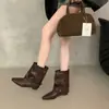 Botas curtas de bico fino com temperamento, botas de montaria de cano médio para mulheres, novas botas de outono 2026, estilo deserto, fivela retrô, abertura na perna