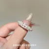Anillo de Perlas Suave Estilo Francés, Moderno y Versátil, con un Diseño Exquisito y un Toque de Lujo, Adecuado para el Uso Diario, Anillo de Tres Capas de Perlas