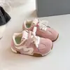 Tênis casuais infantis estilo coreano 2026 novo modelo outono sapatos esportivos para meninos tênis casuais versáteis com sola macia para meninas