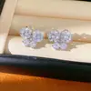 Brincos de clipe em formato de estrela com pérolas e zircônias para mulheres sem furo na orelha, brincos de moda nicho requintados e únicos com um toque de luxo leve e de alta qualidade