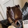 Bolso pequeño retro de moda para combinar con todo 2023 nuevo bolso de mujer Maillard para ir al trabajo tipo cubo textura de alta calidad bolso de hombro