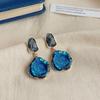 Pendientes colgantes azules de alta calidad con diseño de nicho, pendientes acrílicos florecientes con temperamento blanco moderno.