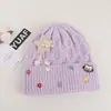 Touca colorida estilo coreano com botão de torção e lã, chapéu de tricô quente para meninas, chapéu para clima frio que afina o rosto para atividades ao ar livre, chapéu à prova de vento para estudantes