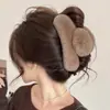 Presilha de cabelo estilo vintage que não danifica os fios, na cor café com toque de luxo, presilha de tubarão de pelúcia, acessório de cabelo fofo e doce para penteados presos.