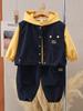 8713 Roupa de Outono para Meninos 2026 Novo Estilo Roupa de Trabalho Infantil Roupas Legais Conjunto de Três Peças com Colete de Primavera e Outono para Meninos