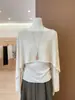 Colección Otoño 2026: Top de punto para mujer, estilo coreano, simple, elegante y versátil, con escote asimétrico y mangas murciélago.