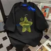 Camiseta de Manga Curta com Estampa de Letras Graffiti Nicho Estilo Coreano para Mulheres Verão 2025 Roupa de Trabalho Casual Solta Versátil Top Ins