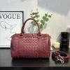Bolsa de Almofada Trançada de Couro Genuíno de Nicho Bolsa Transversal Portátil de Luxo Leve Bolsa Boston Versátil para Viagem e Uso Diário para Mulheres