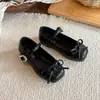 Sapatos de salto único para meninas para primavera e outono, estilosos e respiráveis, sola macia, sapatos de princesa infantis 2026, novos sapatos Mary Jane de couro rasos