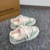 Zapatillas Casuales de Nicho de Moda para Mujer 2026 Nuevos Zapatos Versátiles de Nicho para Verano Zapatos Blancos de Suela Gruesa Mocasines