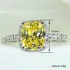 Anillo cuadrado amarillo estilo princesa para mujer, anillo de compromiso de lujo ligero y colorido de cuatro puntas, accesorios estilo corte francés al por mayor.
