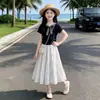 Conjunto de Dos Piezas para Niña de Verano, Nueva Moda, Camiseta de Manga Corta a Cuadros con Retazos, Falda Dulce y Linda con Lazo