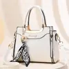 Nova Bolsa Feminina de Rede Bolsa de Comércio Exterior Bolsa de Ombro Feminina de Venda Quente Transfronteiriça Grande Capacidade Bolsa de Mão com Sensação de Alto Padrão