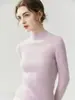 Suéter 100% cashmere puro para mulheres, com gola alta discreta, corte ajustado e design em tricô, perfeito como uma camada base quente para o outono e inverno.