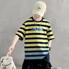 Camiseta de Verão Manga Curta para Meninos Nova Estampa Listrada para Crianças de Meia-Idade e Mais Velhas Versátil Estilosa Top Casual de Verão para Crianças Tendência