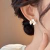Brincos de Flor Esmaltados Brancos Novos 2025 Brincos de Senso de Luxo Leve e Sofisticado Acessórios de Orelha de Fada Elegantes e Únicos de Nicho para Mulheres