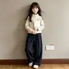 Conjunto Grueso con Felpa para Niñas Otoño e Invierno 2026 Nuevo Estilo Sudadera a Cuadros Pantalones de Pierna Ancha Conjunto de Dos Piezas para Niños Medianos y Grandes