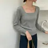 Fotos reais: Novo top de manga comprida para mulheres, estilo coreano de outono, com blocos de cor, decote quadrado simples, malha lisa, versátil e de caimento relaxado.