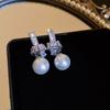 Brincos Assimétricos de Pérola com Chifre de Diamante Super Flash Agulha de Prata Estilo Frio Nicho Brincos Levemente Luxuosos Brincos de Alta Qualidade