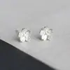 Brincos pequenos de prata 925 esterlina estilo coreano, fofos e únicos para mulheres, simples e criativos, com um design estiloso e versátil, perfeitos para estudantes
