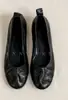 Zapatos planos de piel de oveja suave estilo artístico retro francés para mujer, nuevo modelo 2026, punta cuadrada, corte bajo, suela blanda, zapatos pequeños de piel