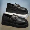 Zapatos de Cuero Estilo Retro Americano Tallas Grandes Transfronterizos Suela Gruesa Dedo Gordo Derby Aumentadores de Altura Zapatos de Trabajo Casuales Zapatos de Cuero Slip-on con Hebilla Metálica