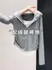 Camiseta con Capucha de Manga Larga Falsa de Dos Piezas para Mujer, Nuevo Estilo Otoño 2026, Chaqueta Corta Adelgazante con Cintura Fruncida A13727