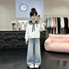 Conjunto de dos piezas para niña: top dulce y elegante de estilo preppy con cuello marinero, perfecto para primavera y otoño, combinado con pantalones vaqueros modernos y únicos.