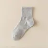Calcetines blancos y negros para hombres y mujeres, calcetines de media pantorrilla para primavera y otoño, calcetines de algodón transpirables de color liso, calcetines deportivos para parejas, calcetines cortos de verano al por mayor