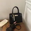Bolsa elegante e minimalista de PU trançado para mulheres, nova coleção 2026, bolsa de ombro, bolsa transversal, adequada para o trajeto diário e negócios, bolsa quadrada pequena, bolsa de mão