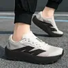 Zapatillas de correr negras de punta ancha, nuevo modelo 2026, transpirables, antideslizantes, resistentes al desgaste, ligeras, amortiguadoras, zapatos deportivos casuales para hombre de horma ancha 4E