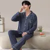 Pijama de algodão com mangas compridas e calças compridas para homens, conjunto de duas peças com gola de lapela e design de abotoamento, disponível em estoque, adequado para transmissões ao vivo e e-commerce transfronteiriço, vestuário doméstico masculino