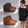 Botas Birkenstock retrô de camurça infantil, nova coleção outono 2026, botas de couro com fivela de metal para meninas, botinhas da moda com sola macia