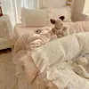 Juego de cuatro piezas de encaje de terciopelo de leche estilo coreano, funda de edredón de forro polar de coral de doble cara engrosada estilo princesa de invierno, juego de sábanas de tres piezas
