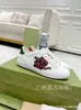 2026 Nuevas zapatillas blancas de la marca g con bordado de abeja, letras y diseño de rosa para mujer, zapatillas planas casuales para parejas, diseño de labios para hombre