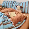 Juego de ropa de cama de cuatro piezas de terciopelo de leche engrosado con rayas simples, juego cálido de otoño e invierno, sábana, funda de edredón, sábana bajera, juego para dormitorio de estudiante