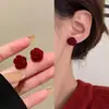 Aretes de Flor de Terciopelo Rojo para Mujer, Aretes Elegantes de Alta Gama con Diseño Único, Modernos y Versátiles, Aretes Populares al por Mayor en Línea