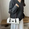 El bolso de nicho popular de este año es el bolso baguette para mujer, un nuevo modelo de otoño 2026 con bloques de color y colores contrastantes, adecuado para ir al trabajo y como bolso de hombro.