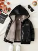 Ropa de invierno para bebé 2025 transfronteriza, chaqueta de cuero gruesa y cálida para niños, abrigo de cuero con forro polar para niños